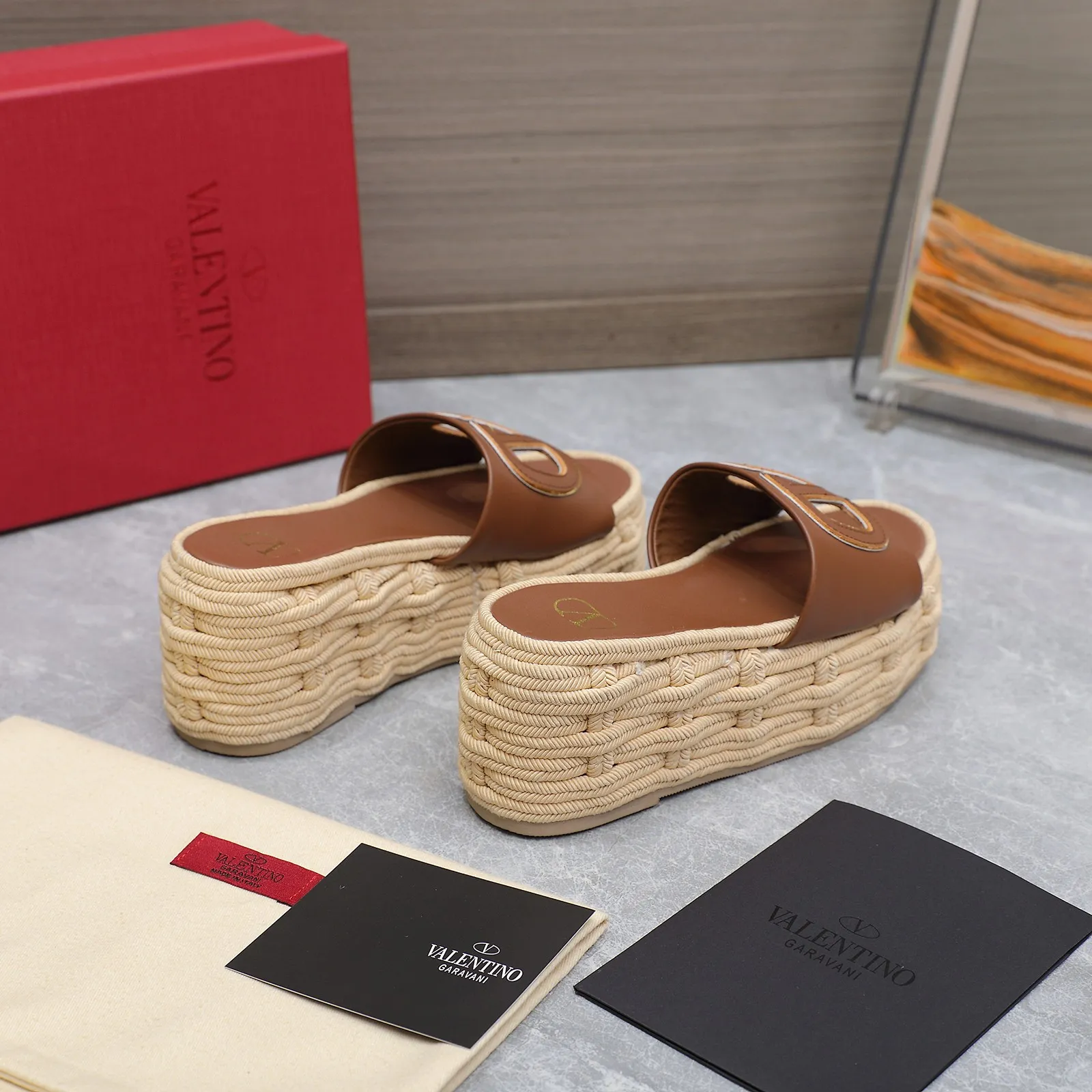 👟👟Ex-factory price 640👟👟The highest version💯💯💯 2024 early spring counter catwalk style updated simultaneously 💗Valentino💗Valentino Wedge hemp rope bottom slippers/follow-up sandals series ——————————Top version Super creative craft design highlights the brand’s unique style, luxury fashion and highly recognizable Exquisite round head, perfect side arc, extremely pure taste, ladylike temperament and full of femininity‼ ️ Upper: Made of imported cowhide. Lining: Made of mixed sheepskin. Italian imported cowhide outsole. Wedge heel back height: 8.5CM. Front height: 5.5CM. Code number: 35-41 (41 customized)